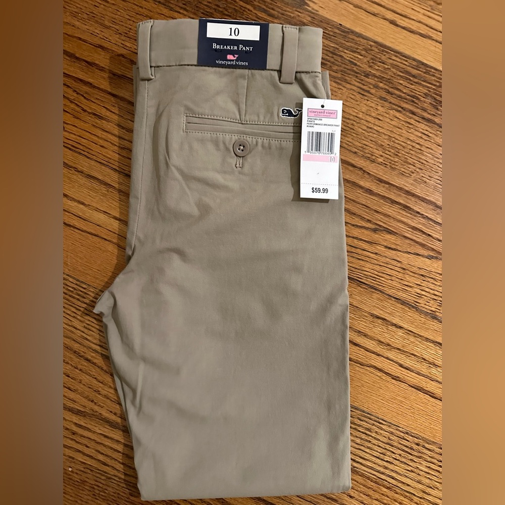 NWT. Vineyard Vines Performance Breaker Pant in khaki.